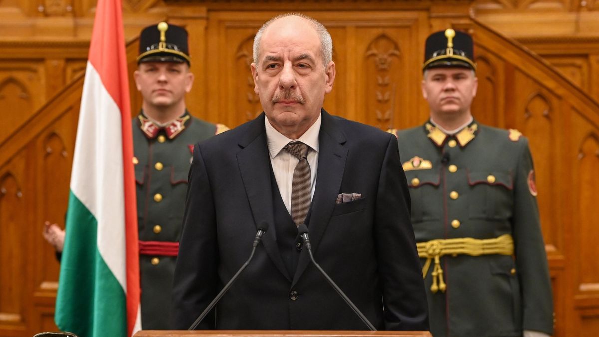 Élőben közvetíti a köztársasági elnök beiktatását a közmédia