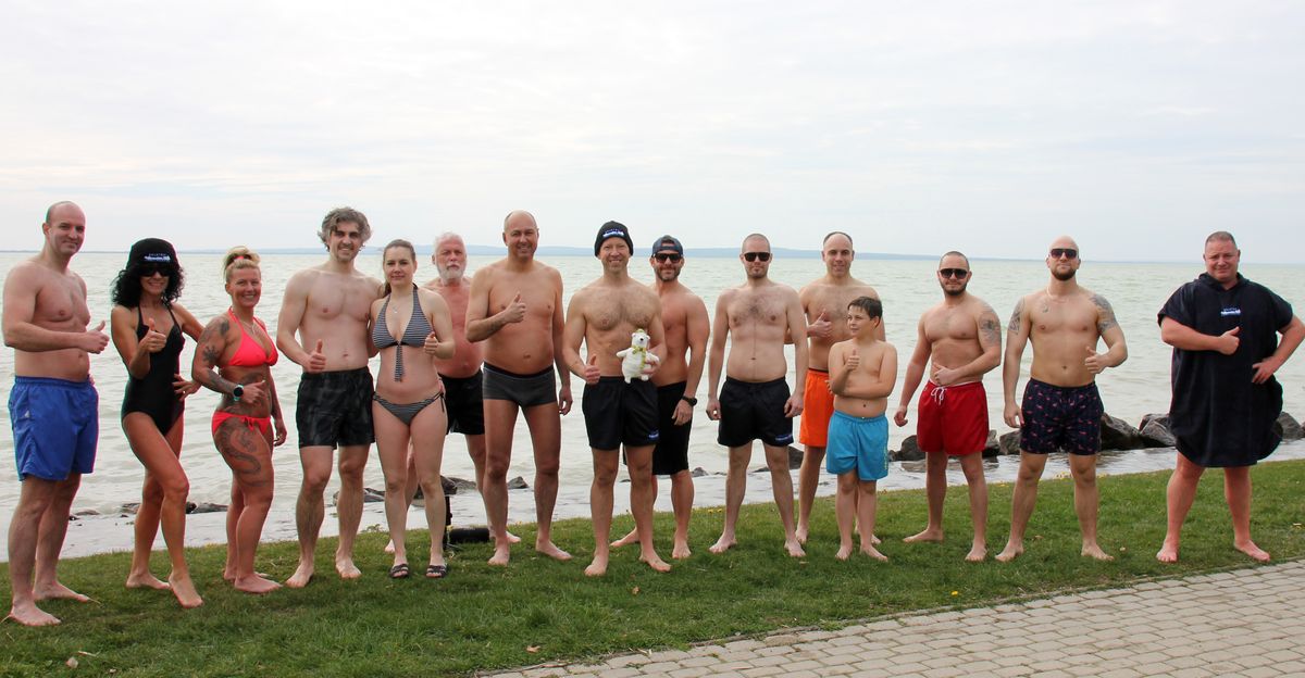 A Balatoni Jegesmedvék a balatoni szezon meghosszabbítását is népszerűsítik, ezúttal Szigligeten fürödtek a 10 fokos vízben