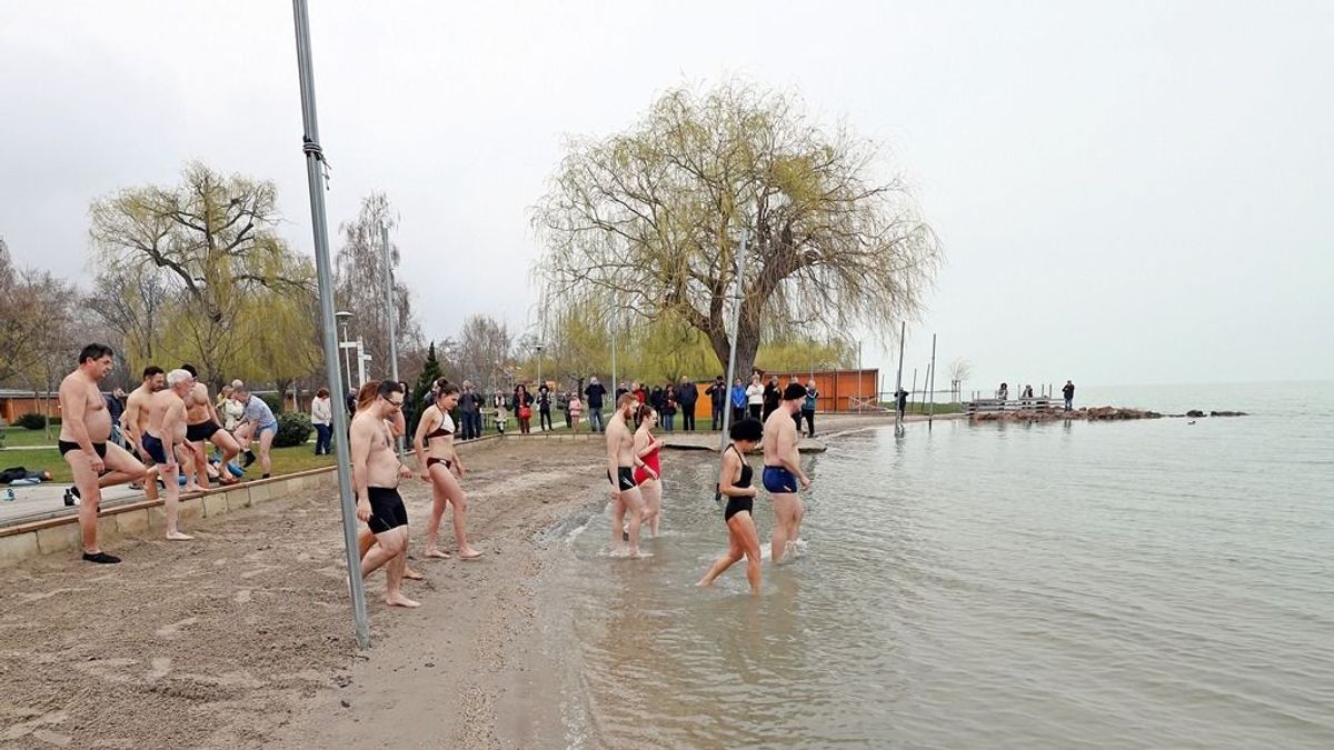 Extrém csobbanás! - Összehozta az embereket a hideg Balatonfüreden (képek, videó)
