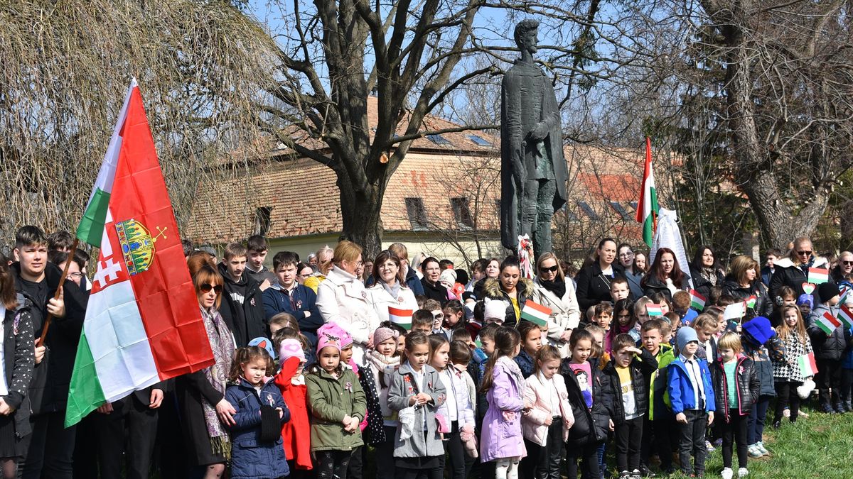 Több mint 1500-an szavalták a Nemzeti dalt Pápán (fotók, videó)