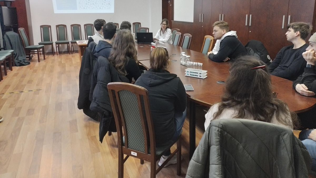 Egyetemi hallgatók laboratóriumi bejáráson
