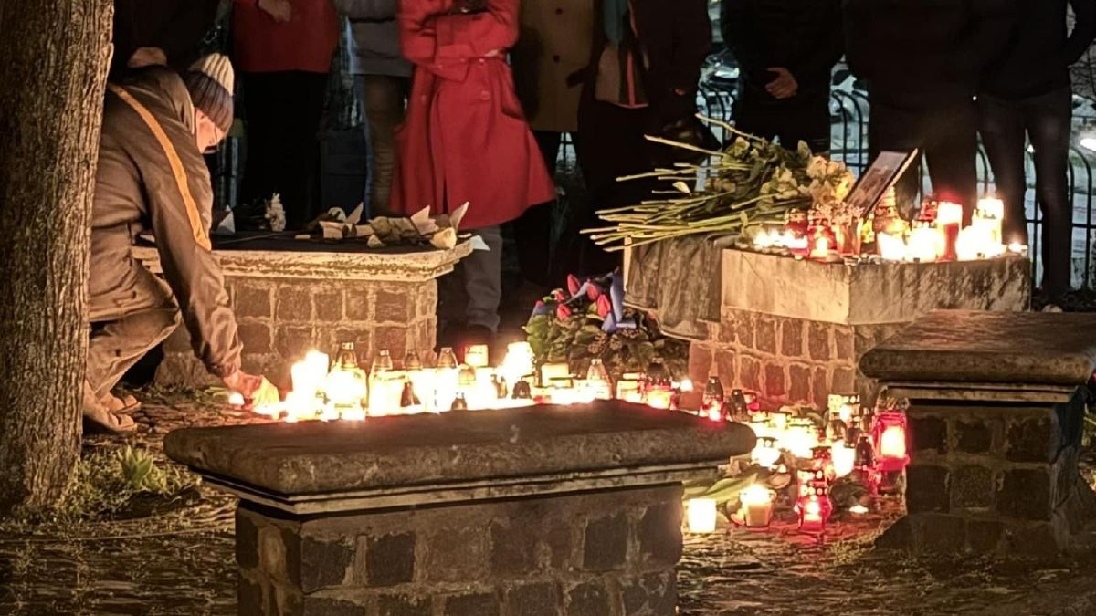 Felmászott a mozdony tetejére, azonnal szörnyethalt a 18 éves diák