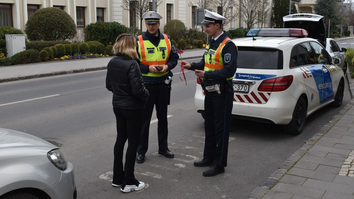 Virággal és egy kedves videóval köszöntötték a hölgyeket a Veszprém vármegyei rendőrök