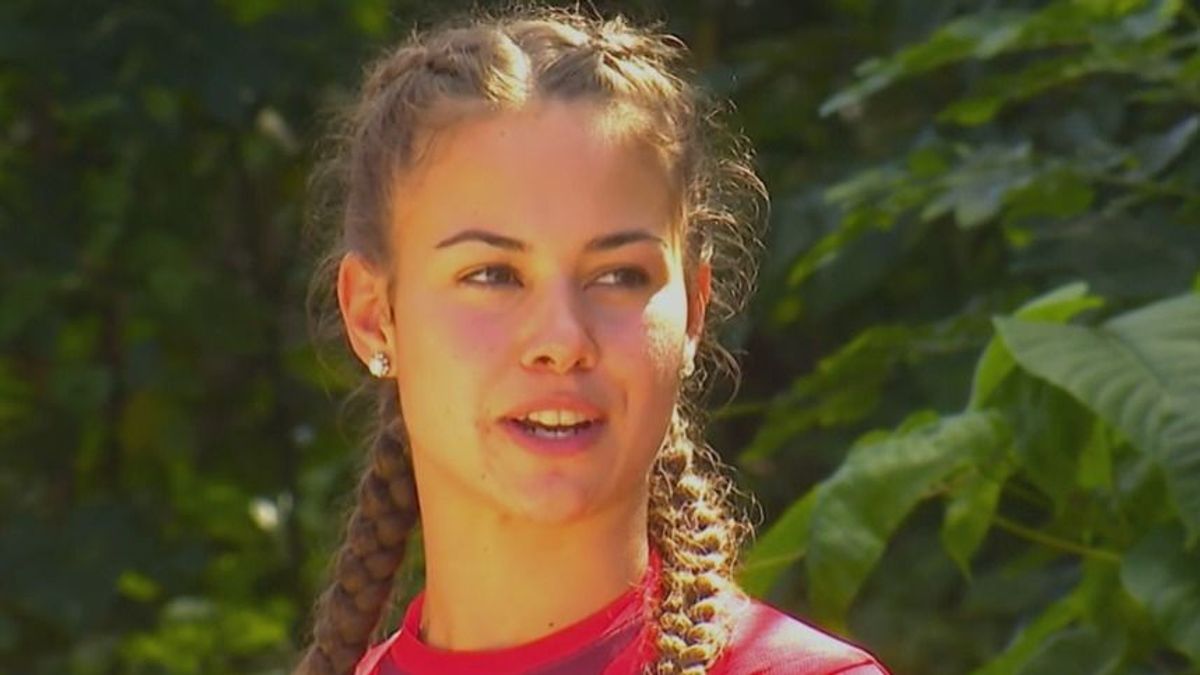 Micsoda tavasztündér! Csak néhány szál virág fedi a szexi exatlonos gyönyörű melleit