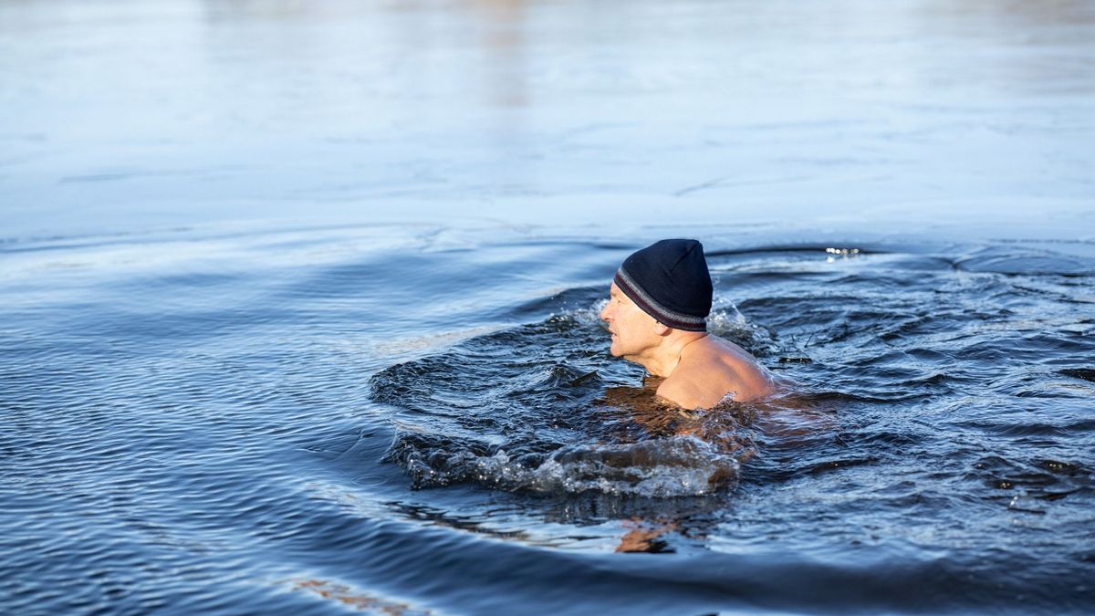 Szombaton negyedik alkalommal úszhatják át a téli Balatont a vállalkozó kedvű sportemberek
