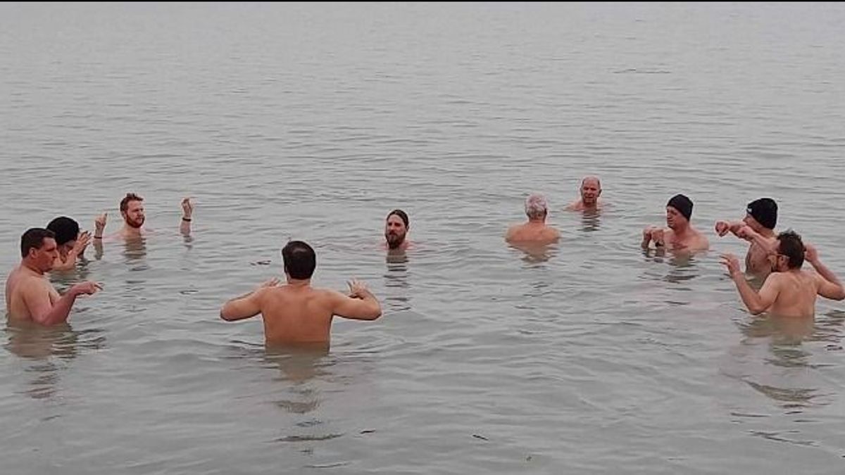 Büszkék lehetünk a Balatonra! Balatonudvariban fürdőztek a jegesmedvék