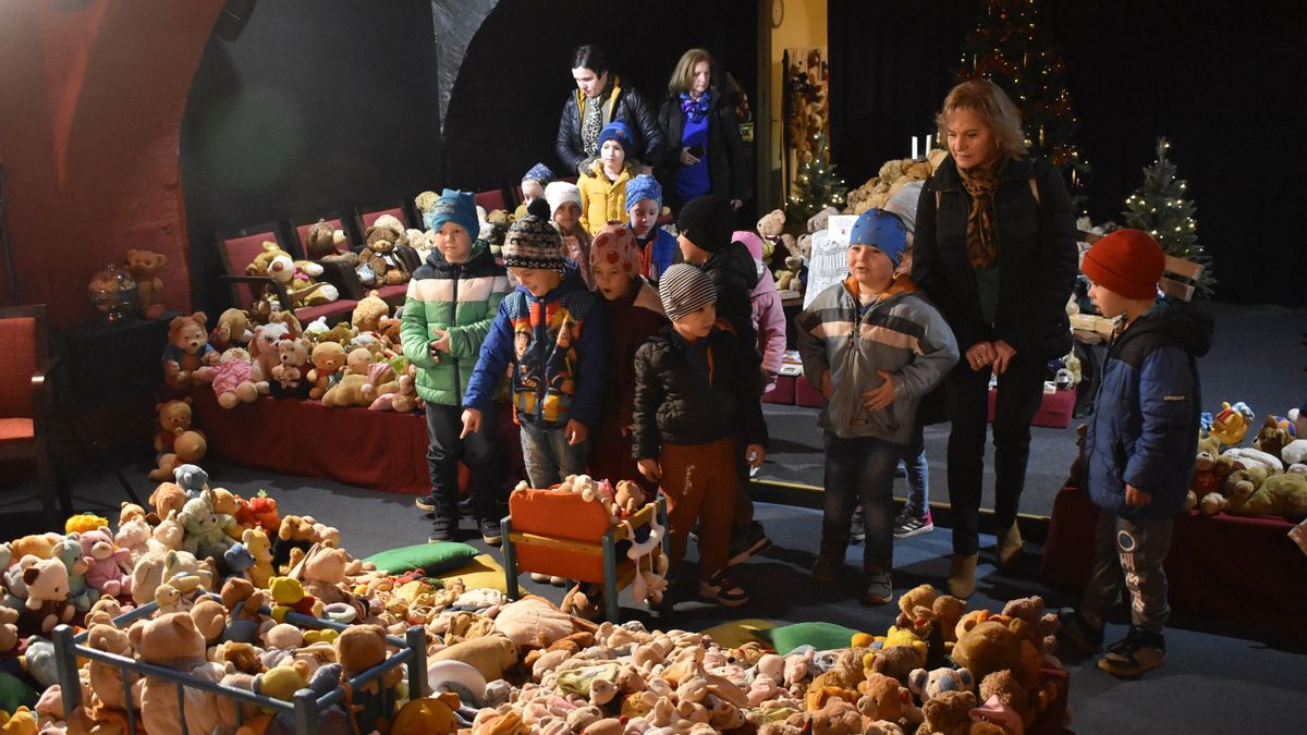 Mackókiállítás nyílt a Pegazus Színházban (képgaléria)