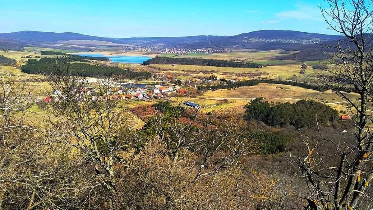Megéri pár méteren sziklákat megmászni ezért a körpanorámáért – Nézze meg fotóinkon a csodás hegyesdi kilátást!
