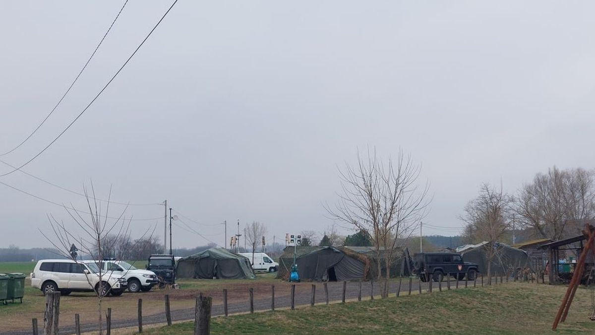 A szerb rendőrség különleges egységei nem engedik a bevándorlókat a magyar határhoz (videó)