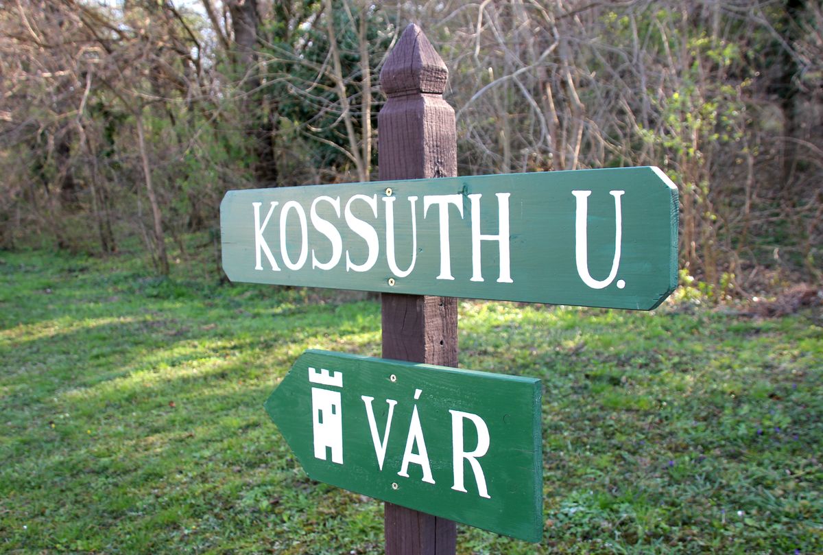Hazánkban Kossuth Lajosról elnevezett közterületen él a legtöbb lakos. A képen a szigligeti Kossuth utca a vár felé irányító táblája