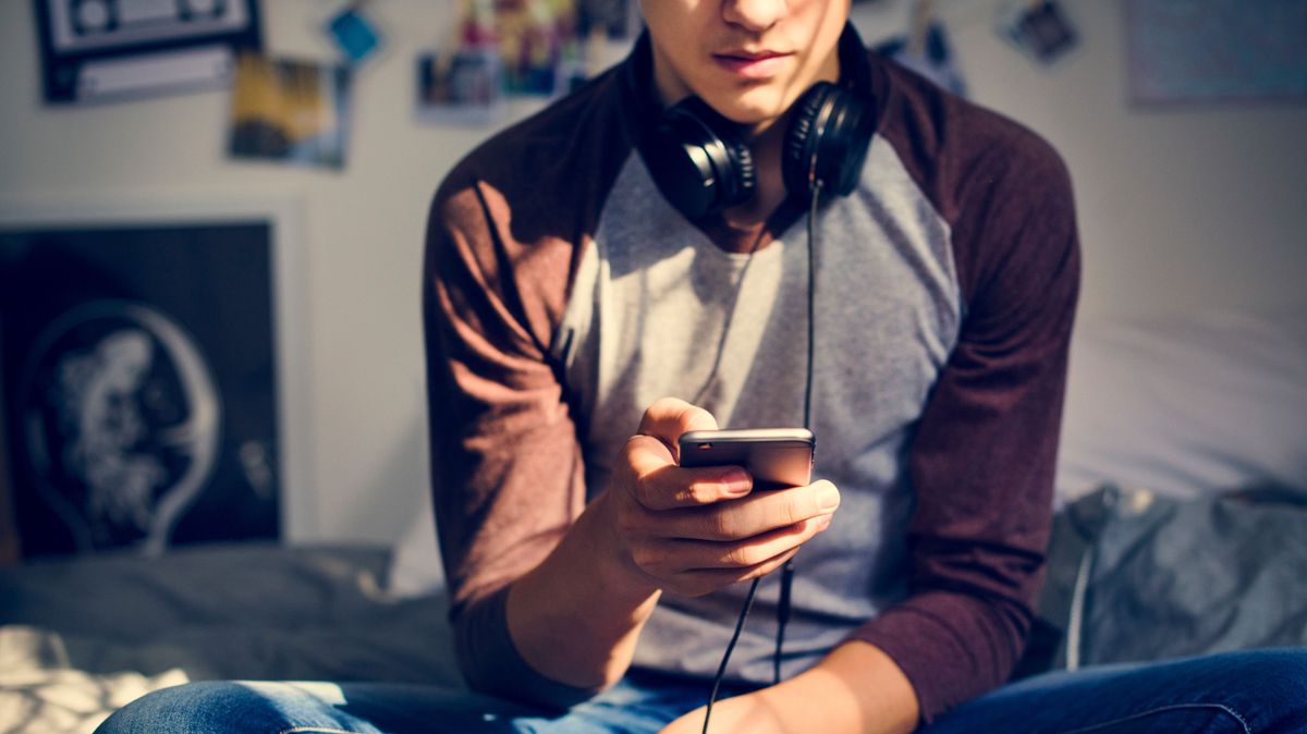 14 éves fiút vádolnak gyermekpornográfiával