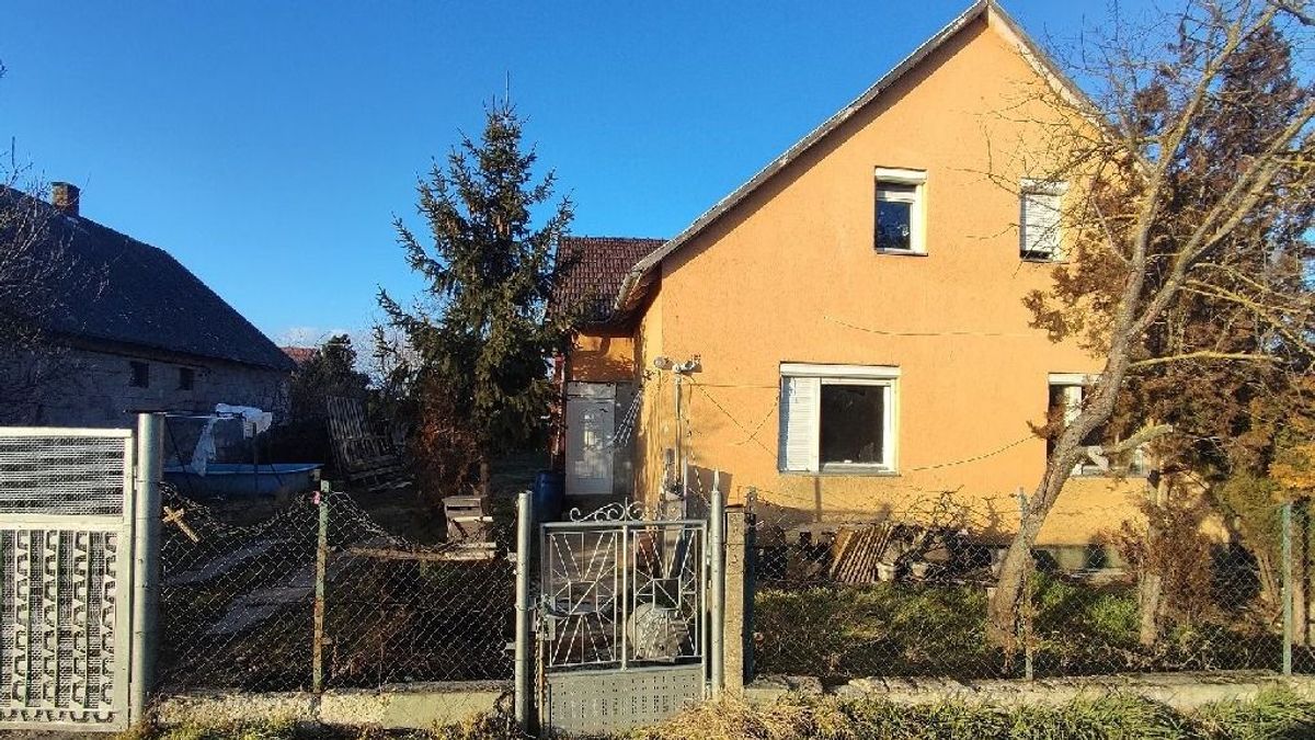 Újítsa fel ízlése szerint! Remek áron eladó egy hatalmas ház Berhidán!