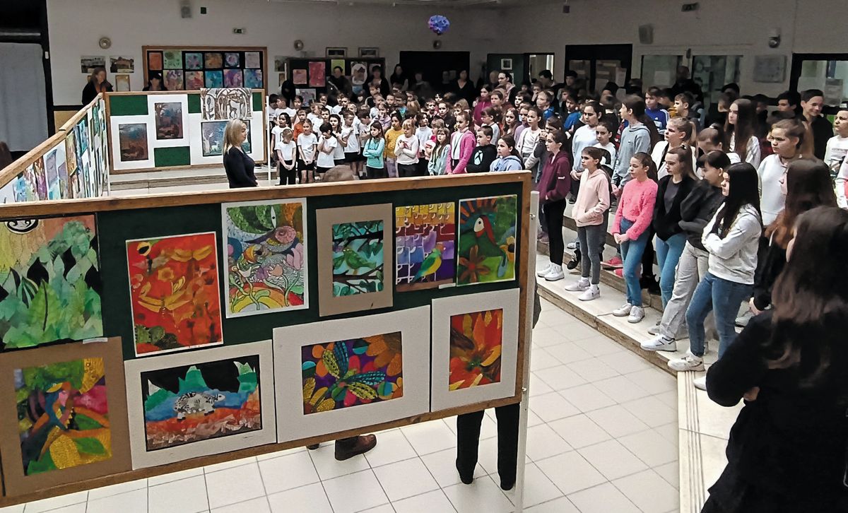 Mintegy félszáz tanuló vesz részt a badacsonytomaji Tatay Általános Általános Iskolából a SZÍN-VONAL Művészeti Iskola művészetoktatásában, tudásukat, alkotásaikat kiállításon mutatták be