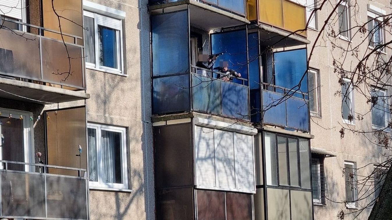 Felháborító: az erkélyről lövöldöznek egy miskolci lakótelepen
