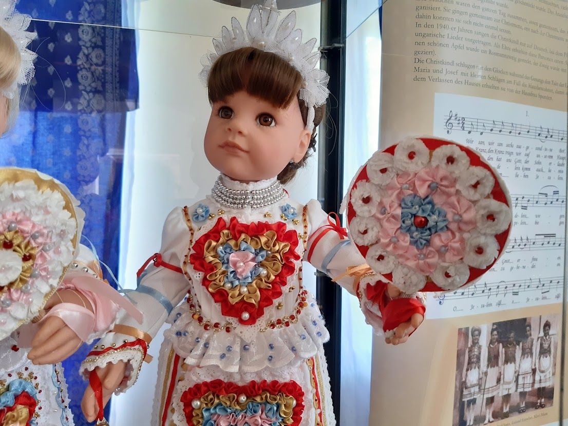 Crisztkindl-baba egy kiállításon, amely a sváb hagyományokat mutatta be