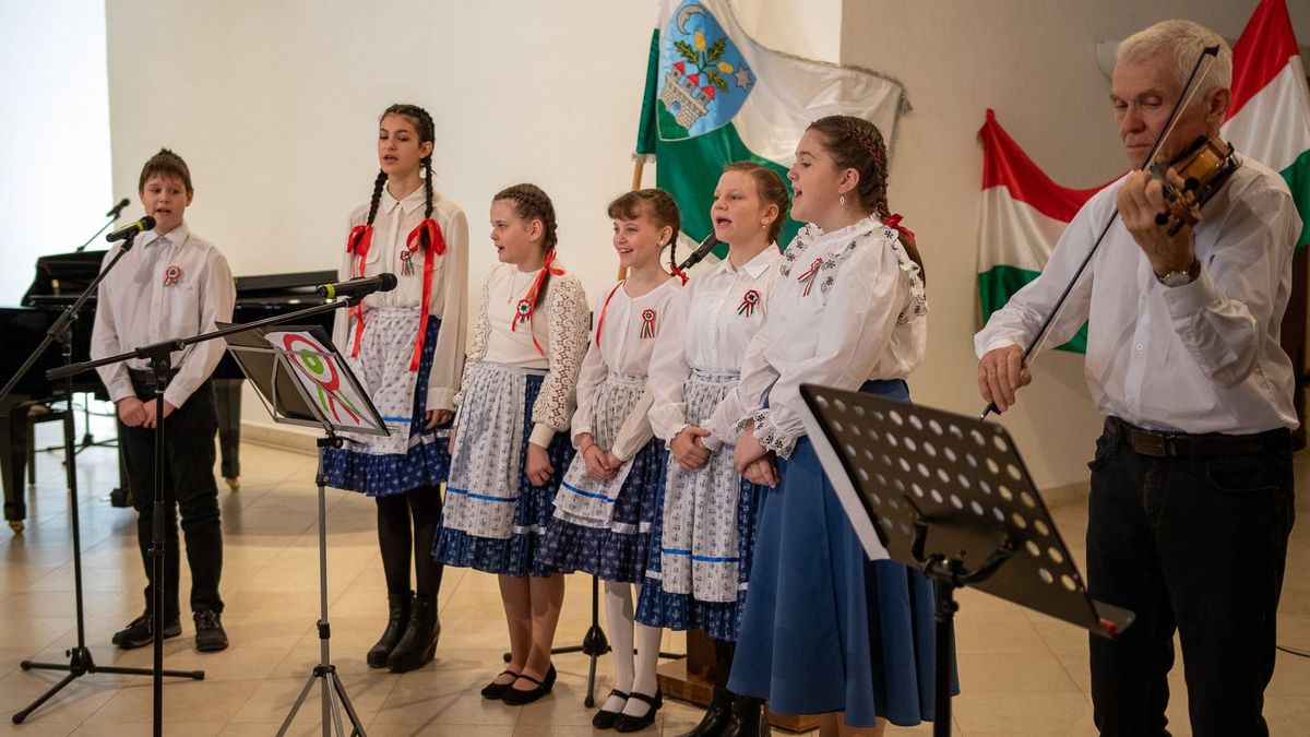Hinni a szabadságban - Ünnepi megemlékezés Várpalotán