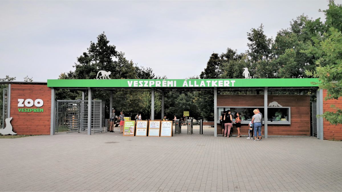 Állami kitüntetésben részesültek a Veszprémi Állatkert szakemberei