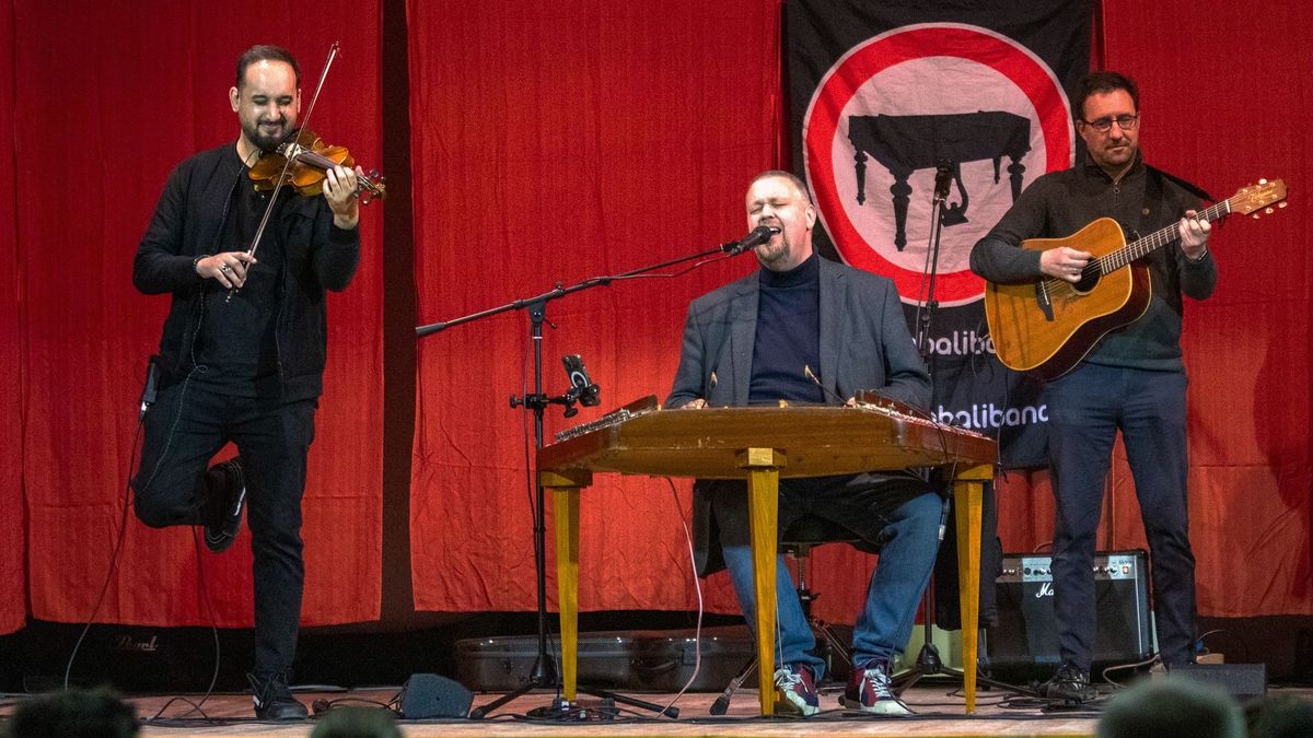 Cimbaliband-koncerttel fűszerezték a tési folklórestet