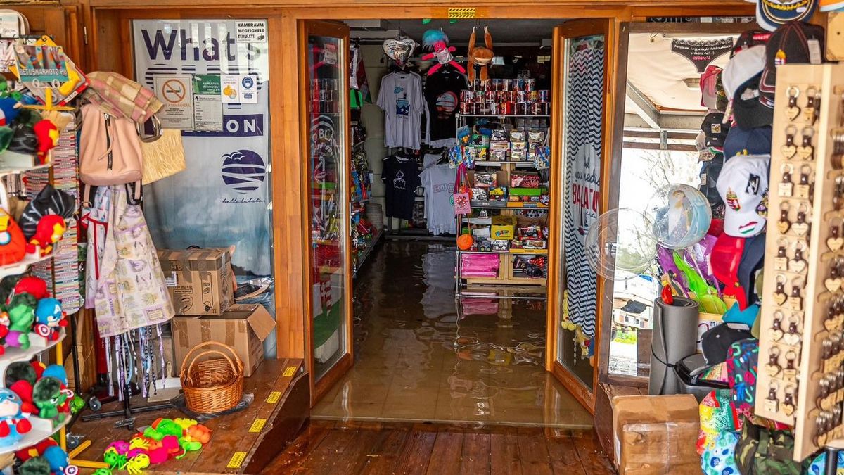 Üzleteket öntött el a víz Balatonfüreden (helyszíni fotók)