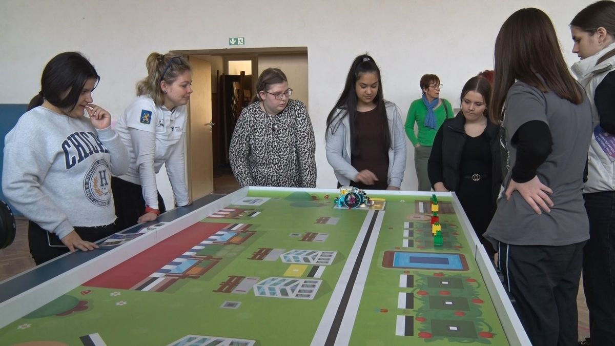 A robotikával ismerkedtek a devecseri diákok