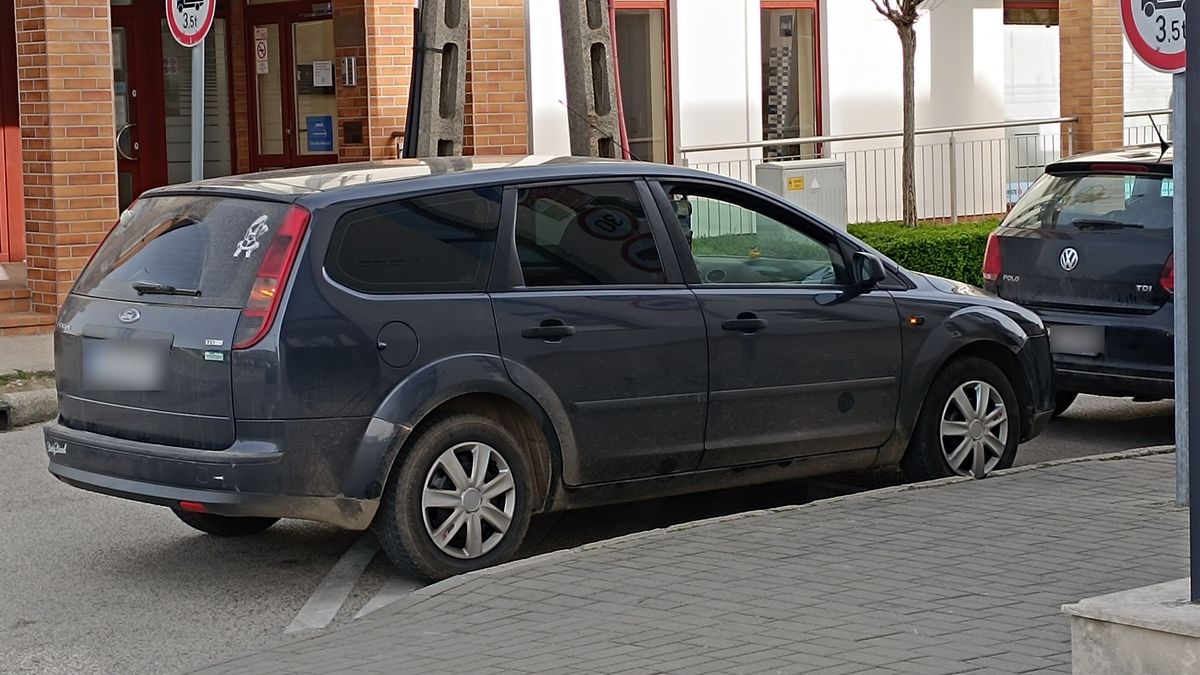 Így ne parkoljatok ti – Veszprémben sem!