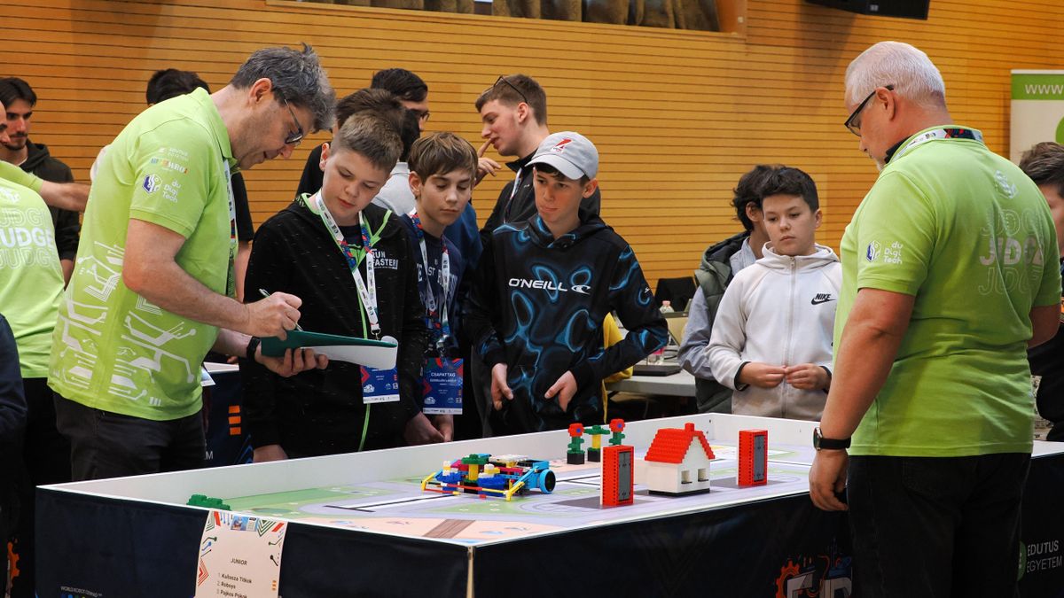 LEGO-robotok küzdöttek a veszprémi versenyen (képgaléria)