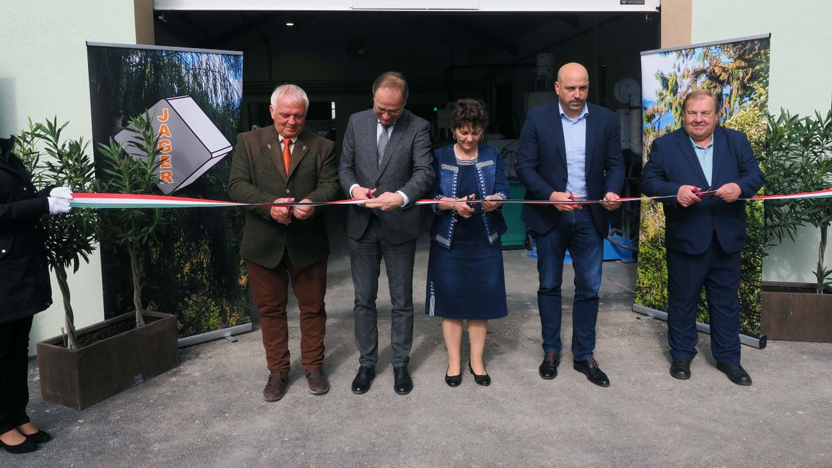 Új üzemet és gépsort adtak át Nemesvámoson