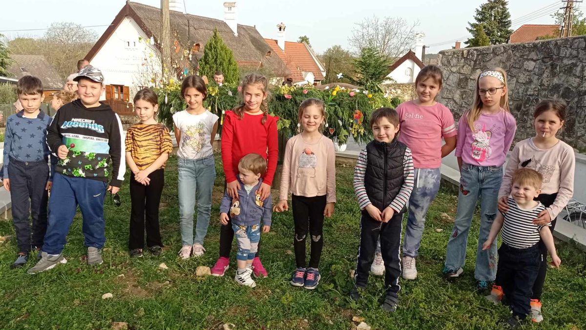 Tojásfa- és koszorúdíszítés az új aszófői közösségi téren