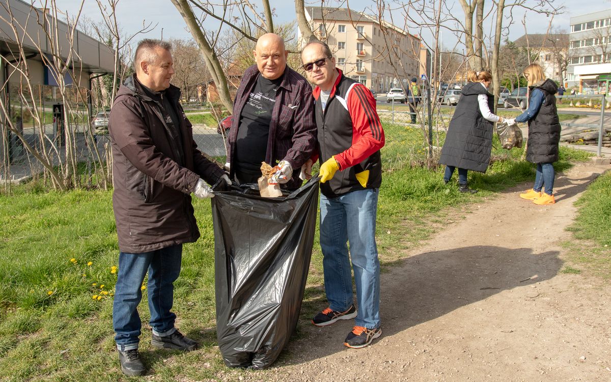 Önkéntesek gyűjtik a szemetet Várpalota belvárosában. Treuer Imre, Lukács László és Sándor Tamás egyaránt fontosnak tartja a kezdeményezést
