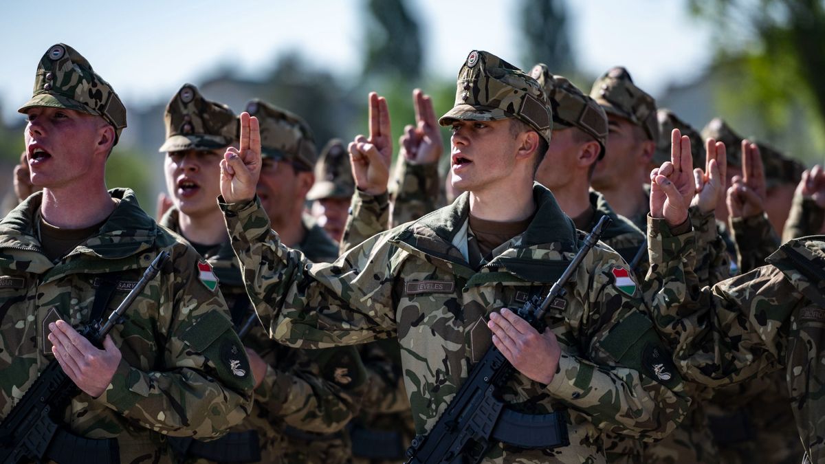Esküt tettek Tatán a PzH 2000 önjáró lövegek kezelői