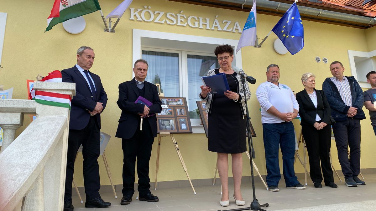 Becsomagolták az esztergári községházát, így takarékosan működhet (képgaléria)