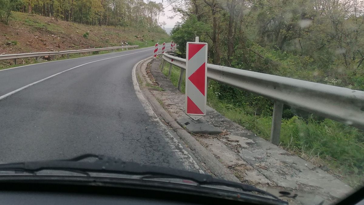 Hiányos a szalagkorlát a cseszneki szerpentinen – Videón mutatjuk, hol legyen óvatos!