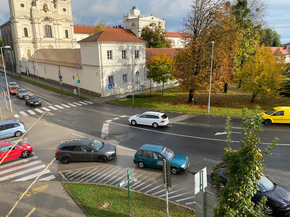 Jelentős a forgalom a Zircet átszelő 82-es főúton, a Bakony fővárosán halad át a Győrt Veszprémmel összekötő főút