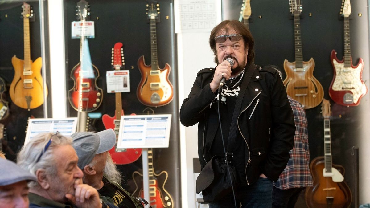 Könyv jelent meg a rockkoncertek roadjairól