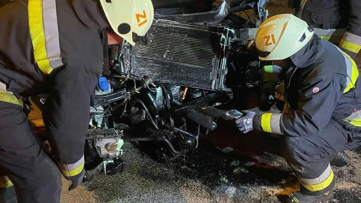 Fának ütközött egy személyautó vasárnap hajnalban Zirc központjában (helyszíni fotók)