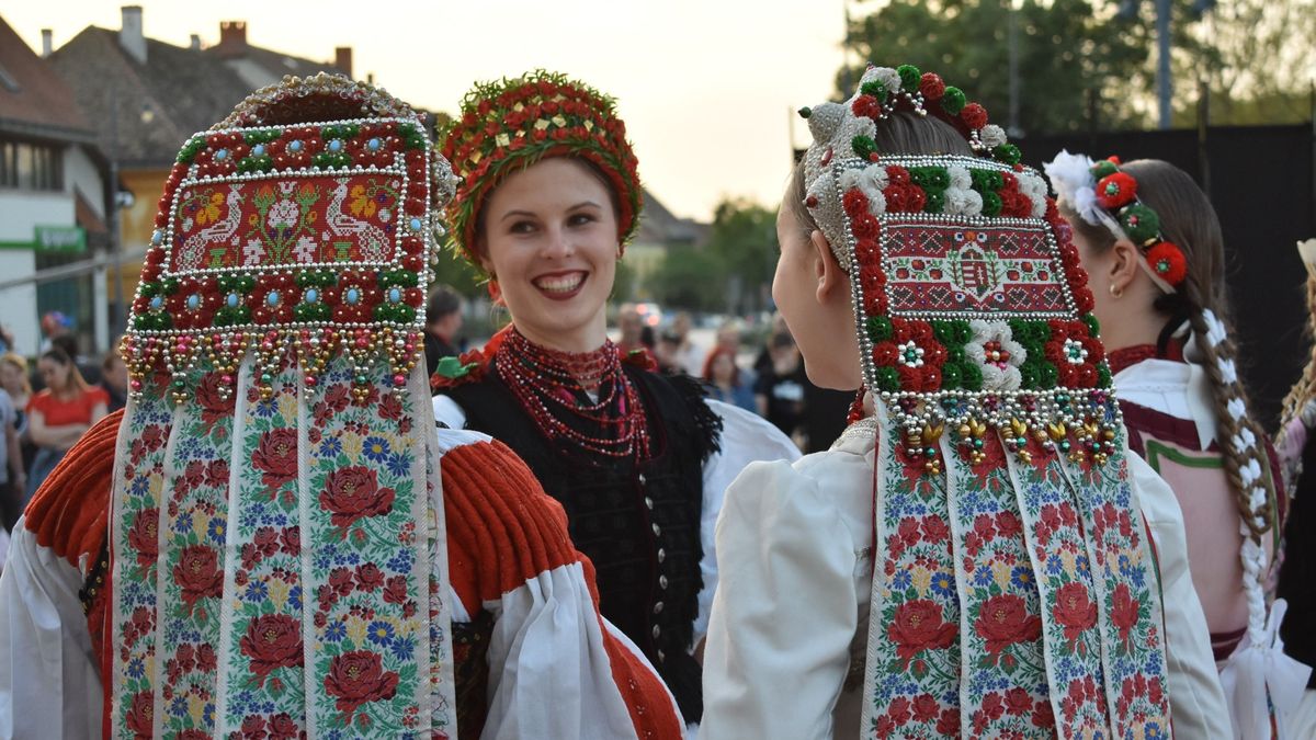 Táncegyesületek mutatkoztak be a pápai főtéren