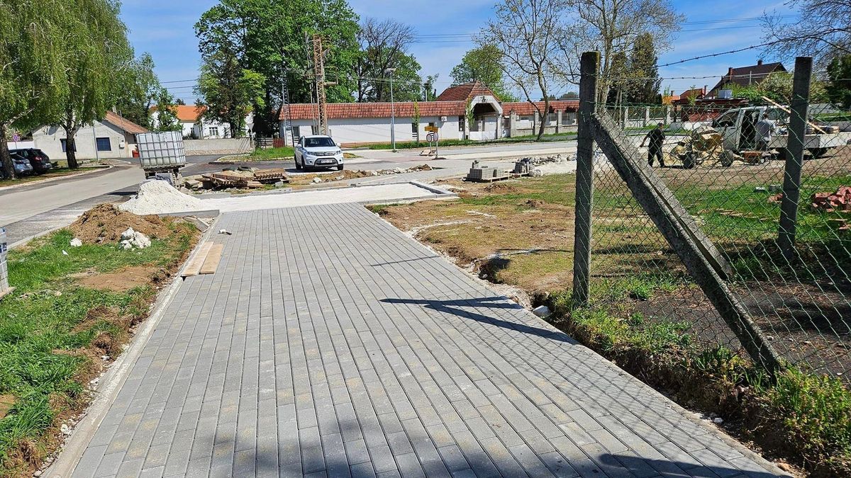 Épül a járda a parkban