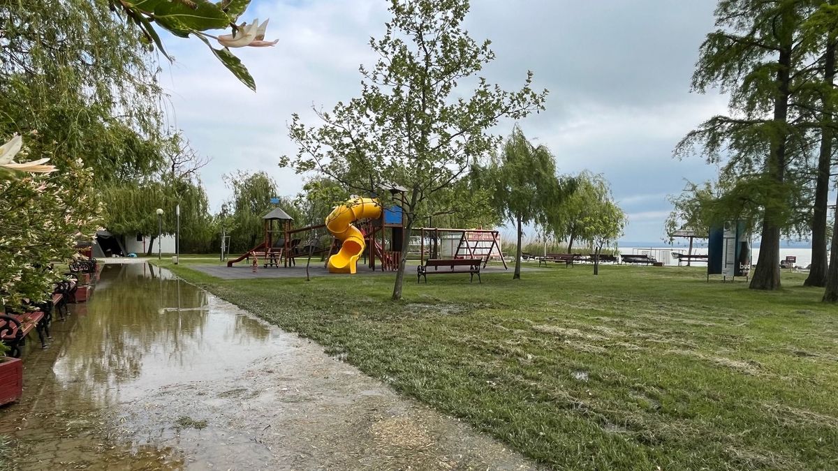 Víz alatt a strand Ábrahámhegyen