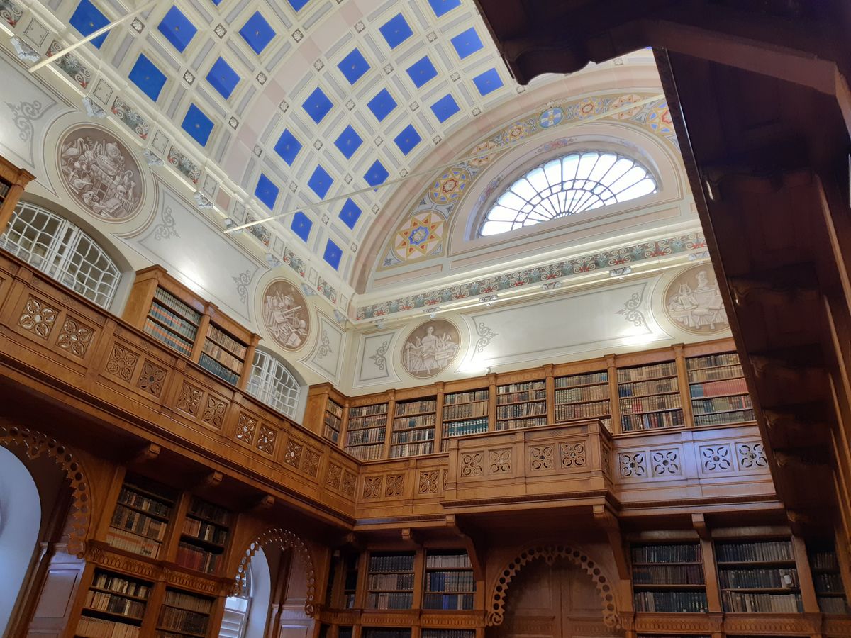Az Országos Széchényi Könyvtár Ciszterci Műemlékkönyvtárban, Zircen érdekes látnivalók, történetek várnak minket, és most a barokk teremben kóruskoncert is lesz