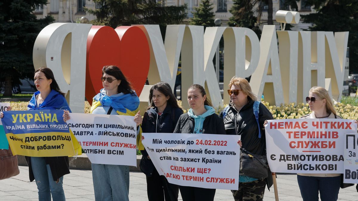 Az ukrán konzulátusokat ostromolják a dühös katonakorú ukránok – frissül