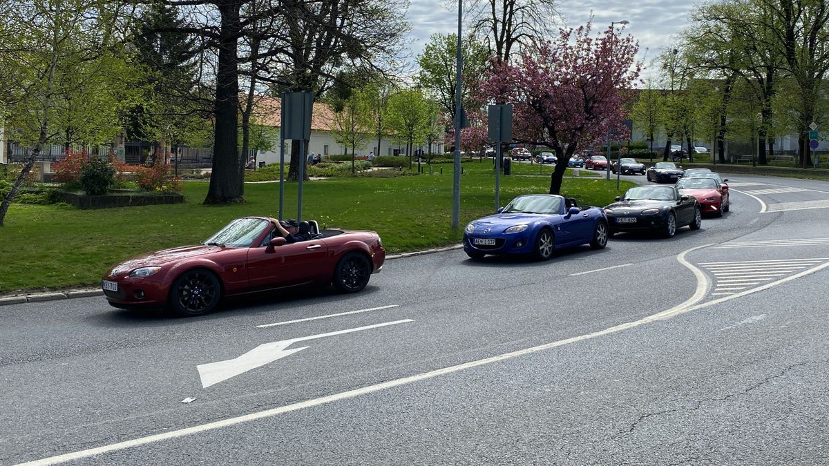 Roadsterek repesztettek át Zircen (videó)