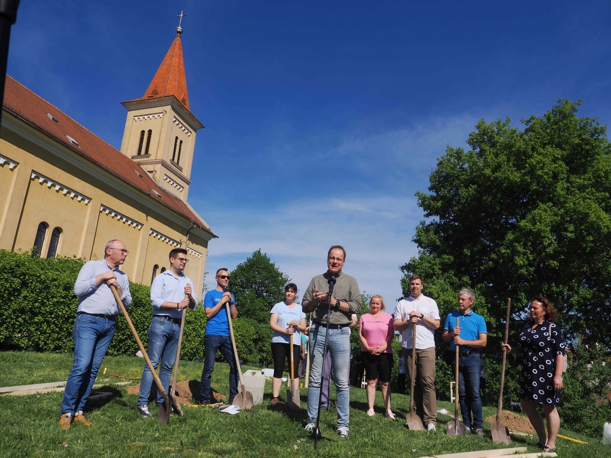 Faültetési akciót kezdeményezett a Kereszténydemokrata Néppárt (KDNP) a veszprémi Szent László-templom kertjében