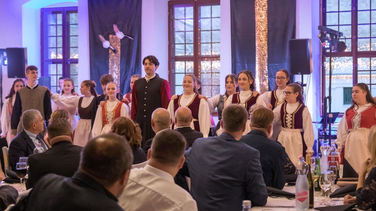 Hagyományok és értékek mentén szervezték meg a várpalotai Thury-bált