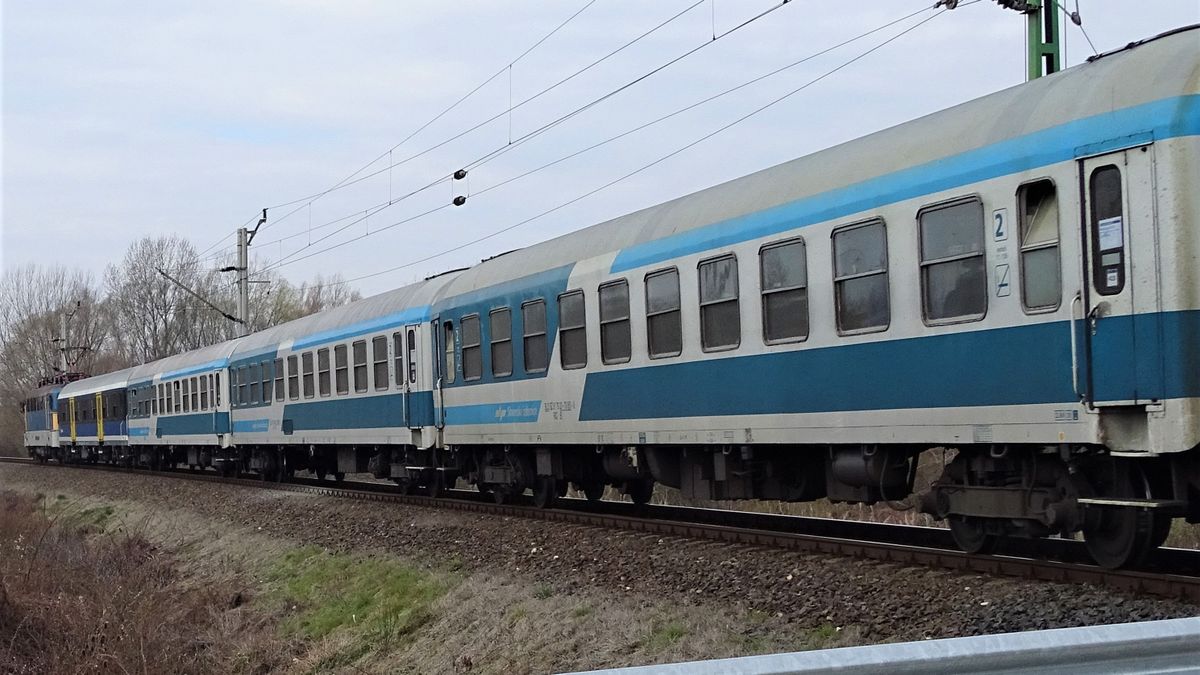 Vonattal, busszal utazók, figyelem! Így változik a közlekedési rend az ünnepi hétvégén