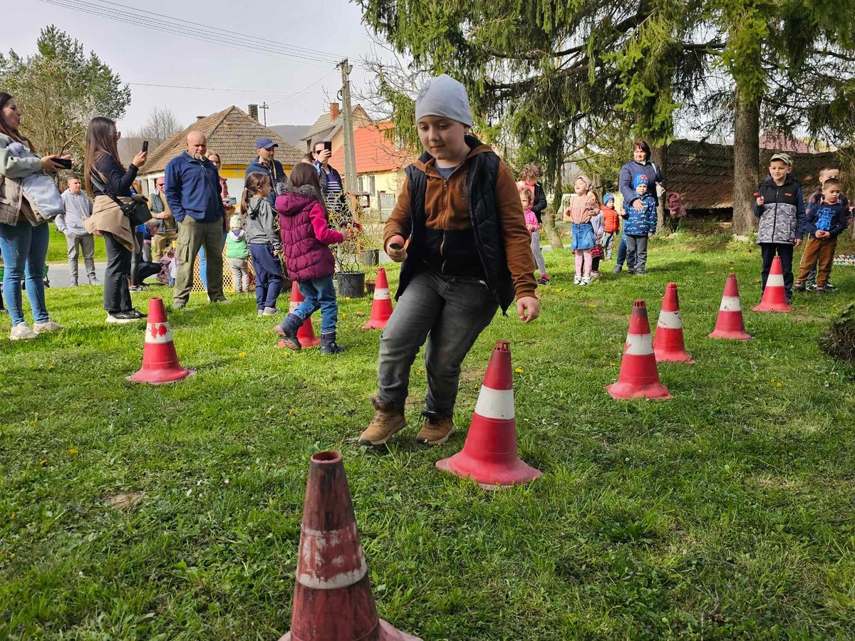 Ügyesen egyensúlyozás – Szlalomozva futottak a gyerekek húsvétkor Porván és kezükben tartották a kanalat, amibe tojást tettek