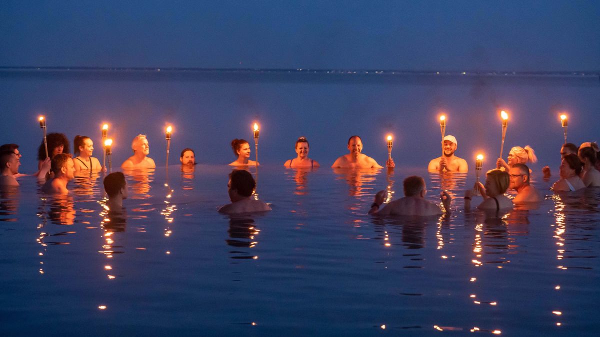 Fürdőzött a jogászegylet és a Balatoni Kör elnöke is a Jegesmedvékkel a Balatonban (képgaléria)