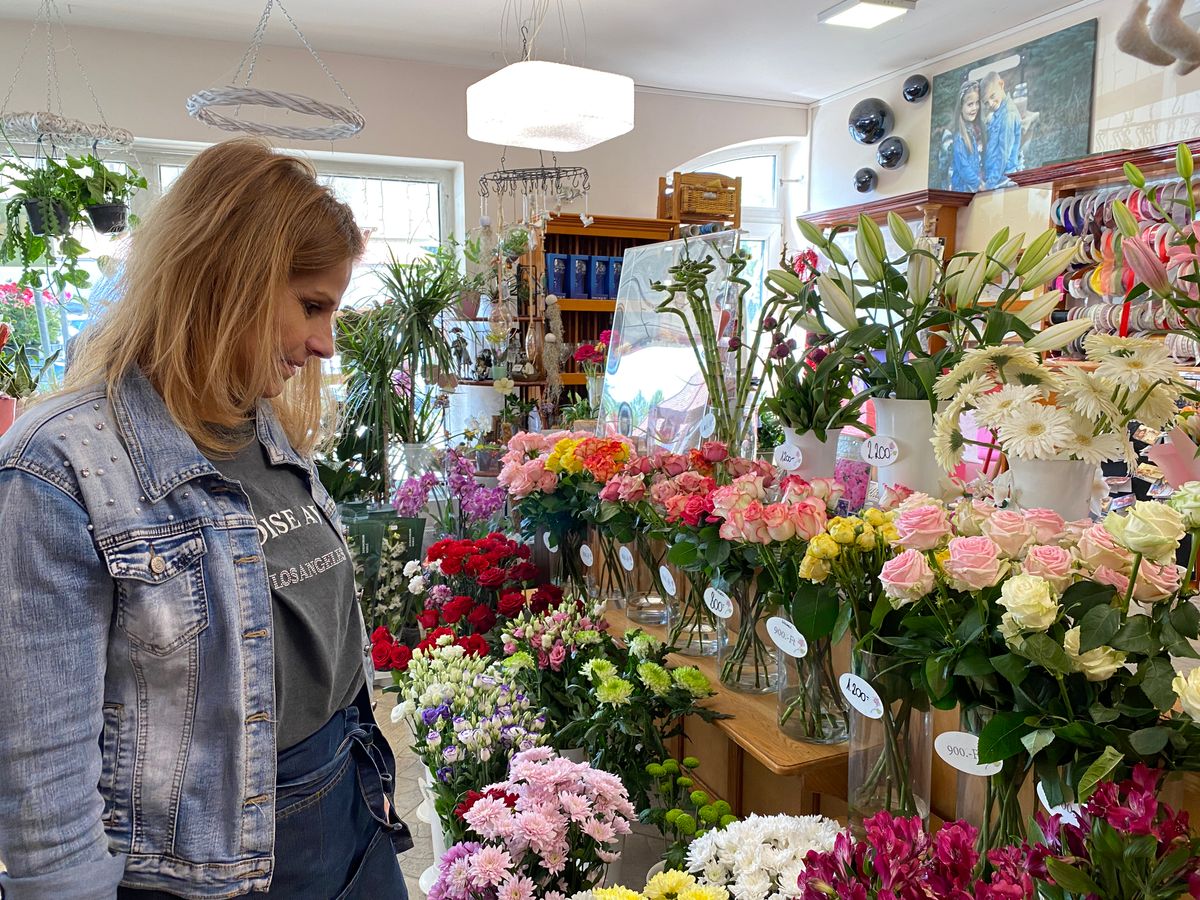 A szokásosnál jóval több most a megrendelés a zirci virágboltban is, ahol Kovács Szilvia van a pult mögött