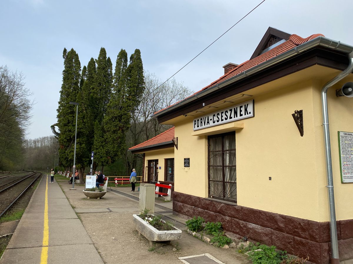 Húsvétvasárnap 17 óra után csaknem húszan hiába vártak a vonatokra a Porva-Csesznek állomáson