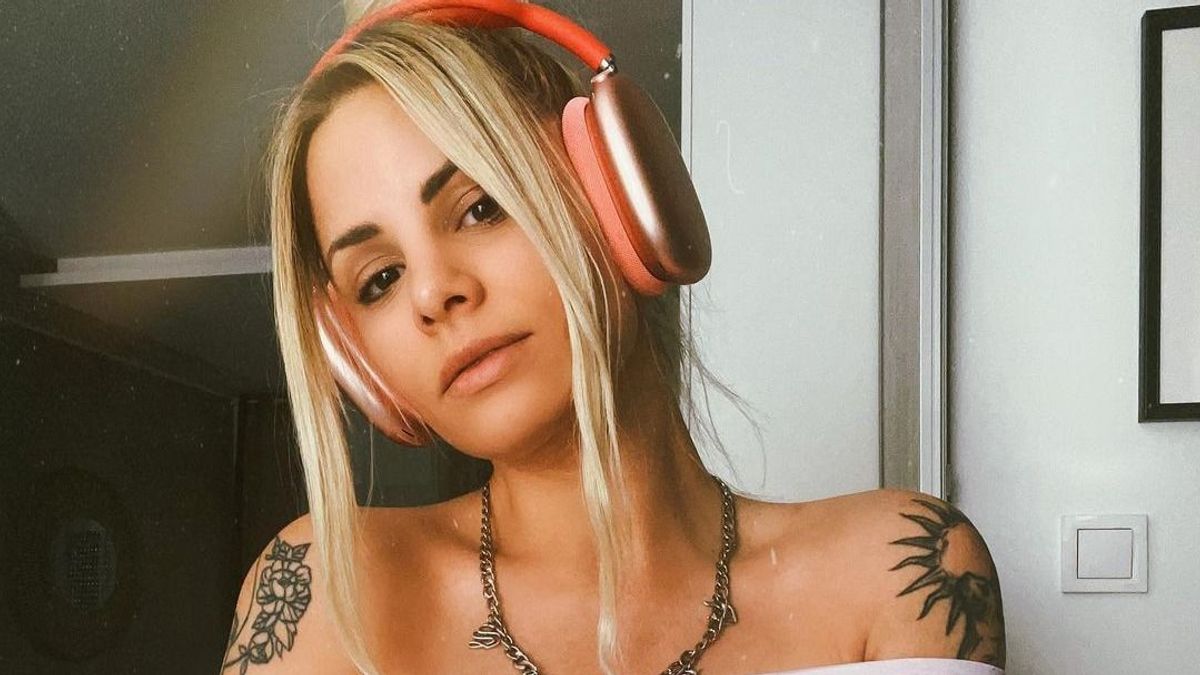 Hú, de dögös! Vérforralóan szűk topban mutatta meg dús kebleit a szexi magyar DJ