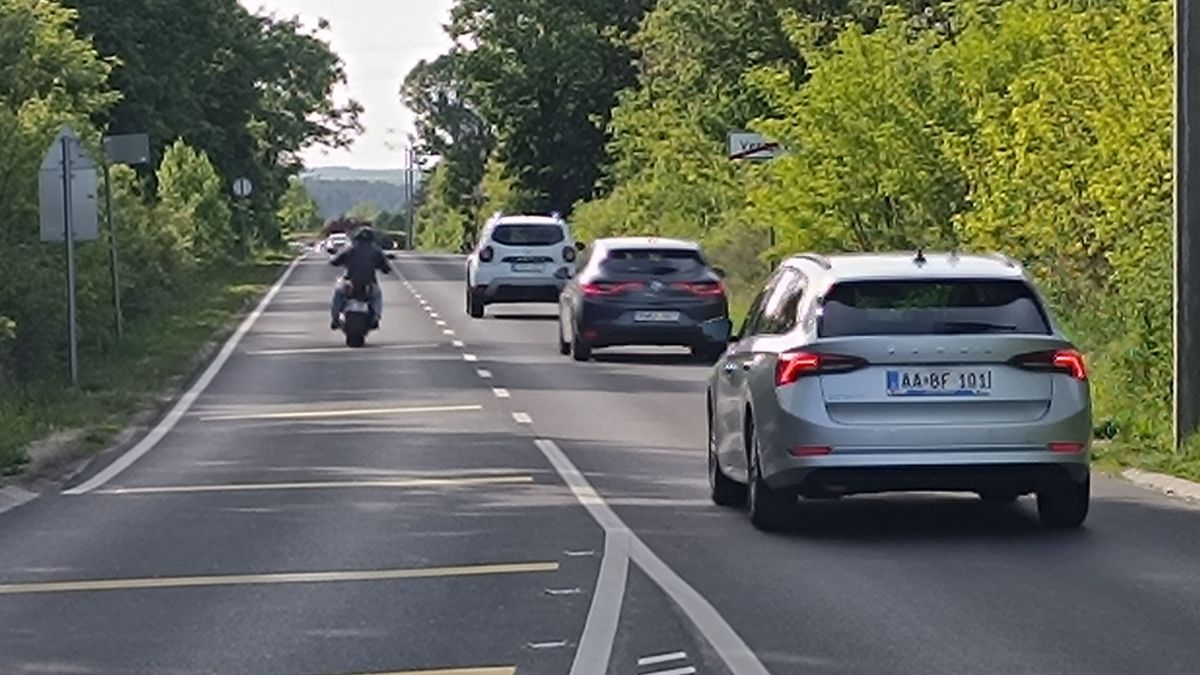 Itt a vége? Hol a vége? A motoros látja... és az autósok?